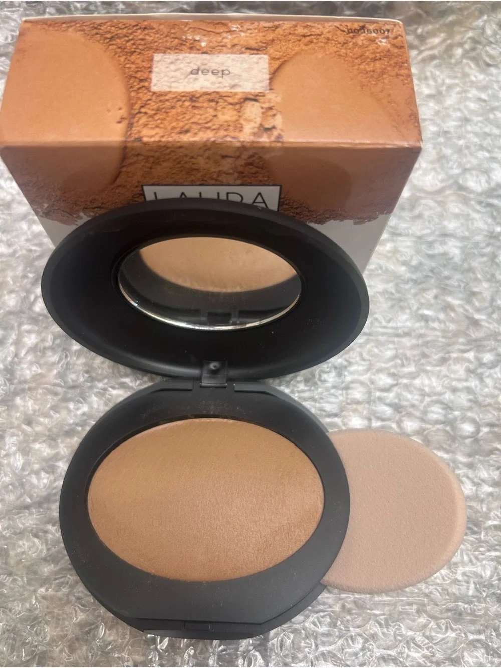 Laura Geller Compact with Tan and Black Packaging